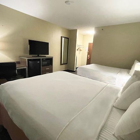 Super 8 By Wyndham St Charles Hotel Saint Charles Bagian luar foto