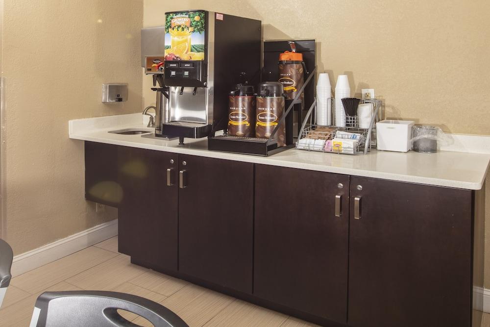 Super 8 By Wyndham St Charles Hotel Saint Charles Bagian luar foto