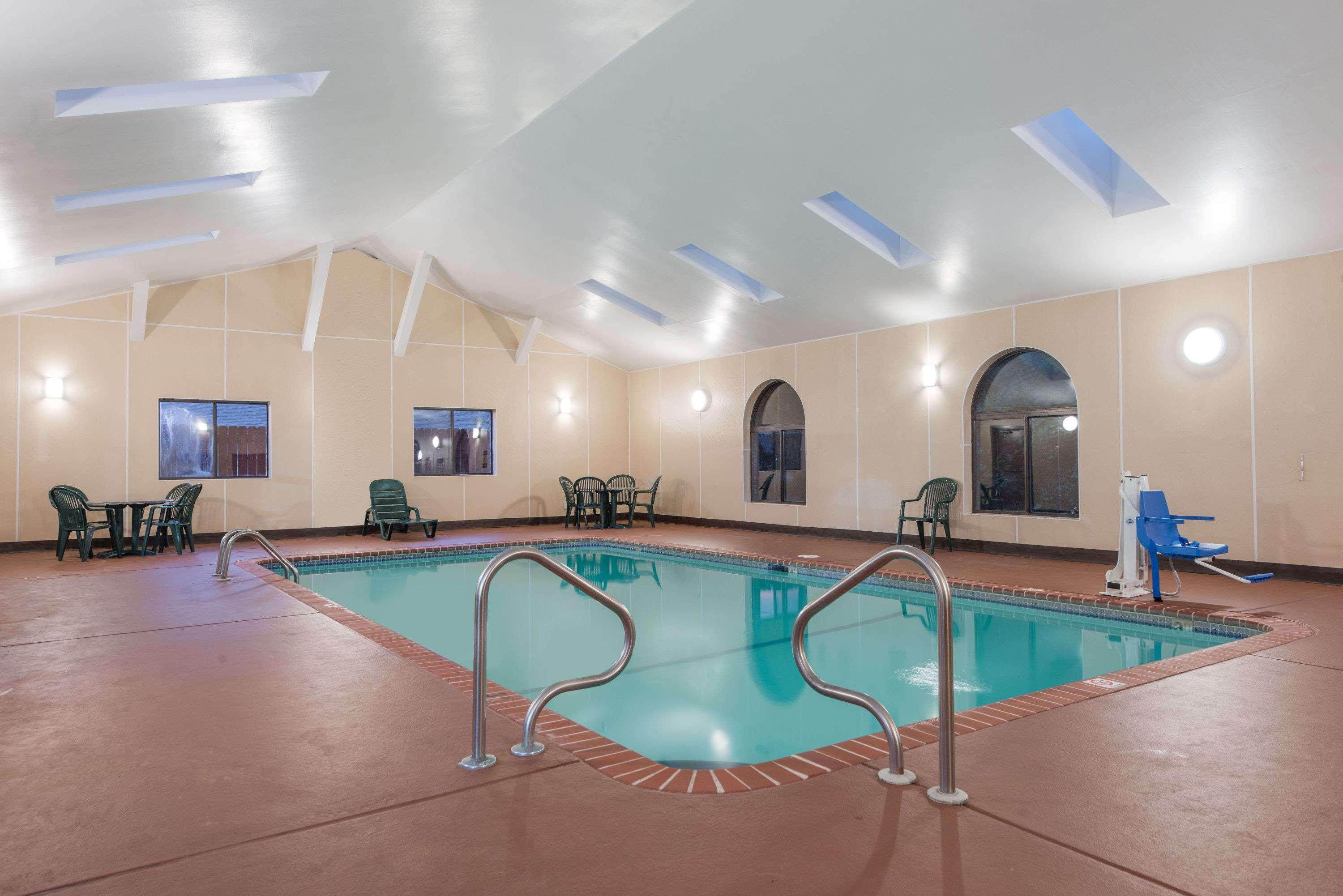Super 8 By Wyndham St Charles Hotel Saint Charles Bagian luar foto