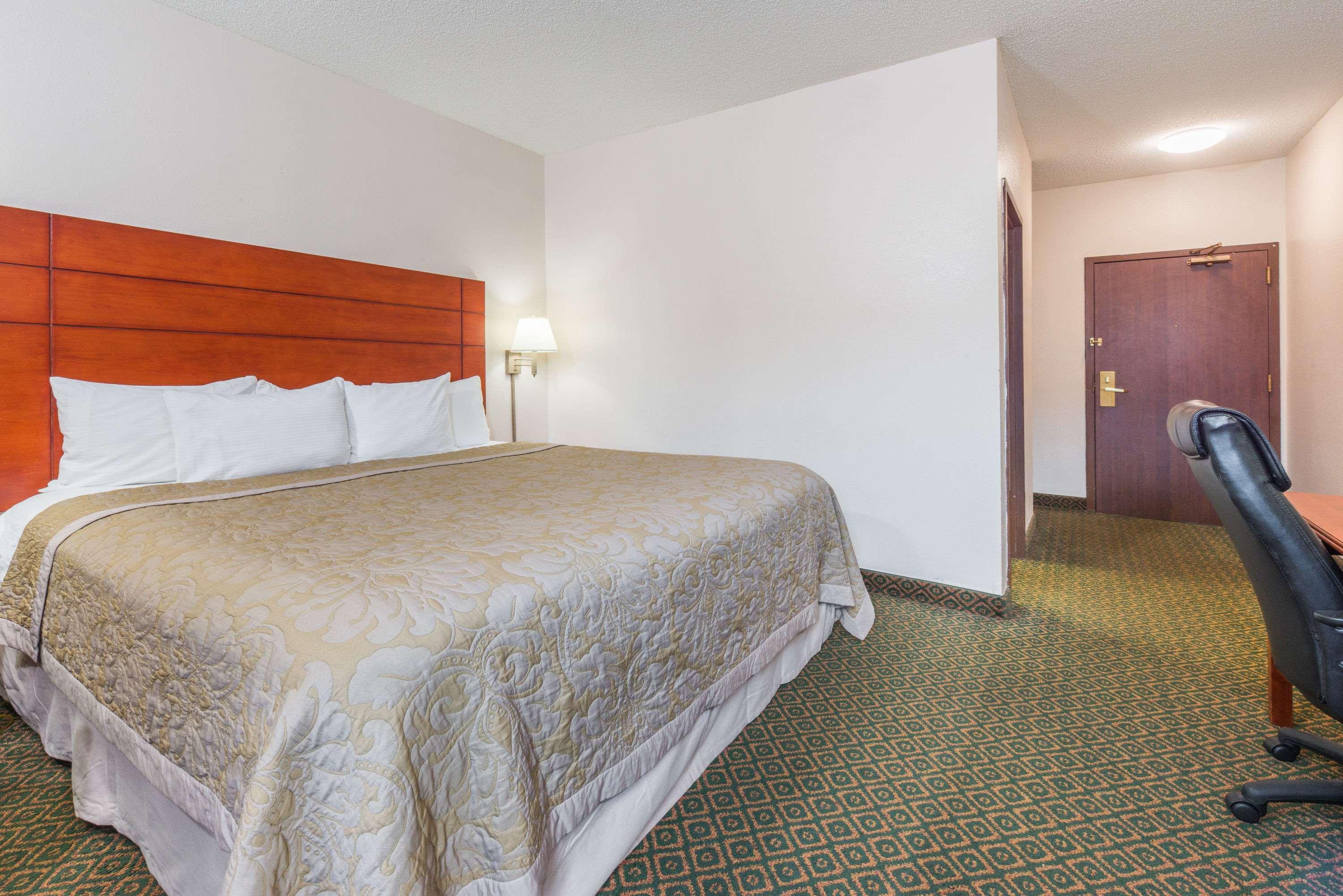 Super 8 By Wyndham St Charles Hotel Saint Charles Bagian luar foto