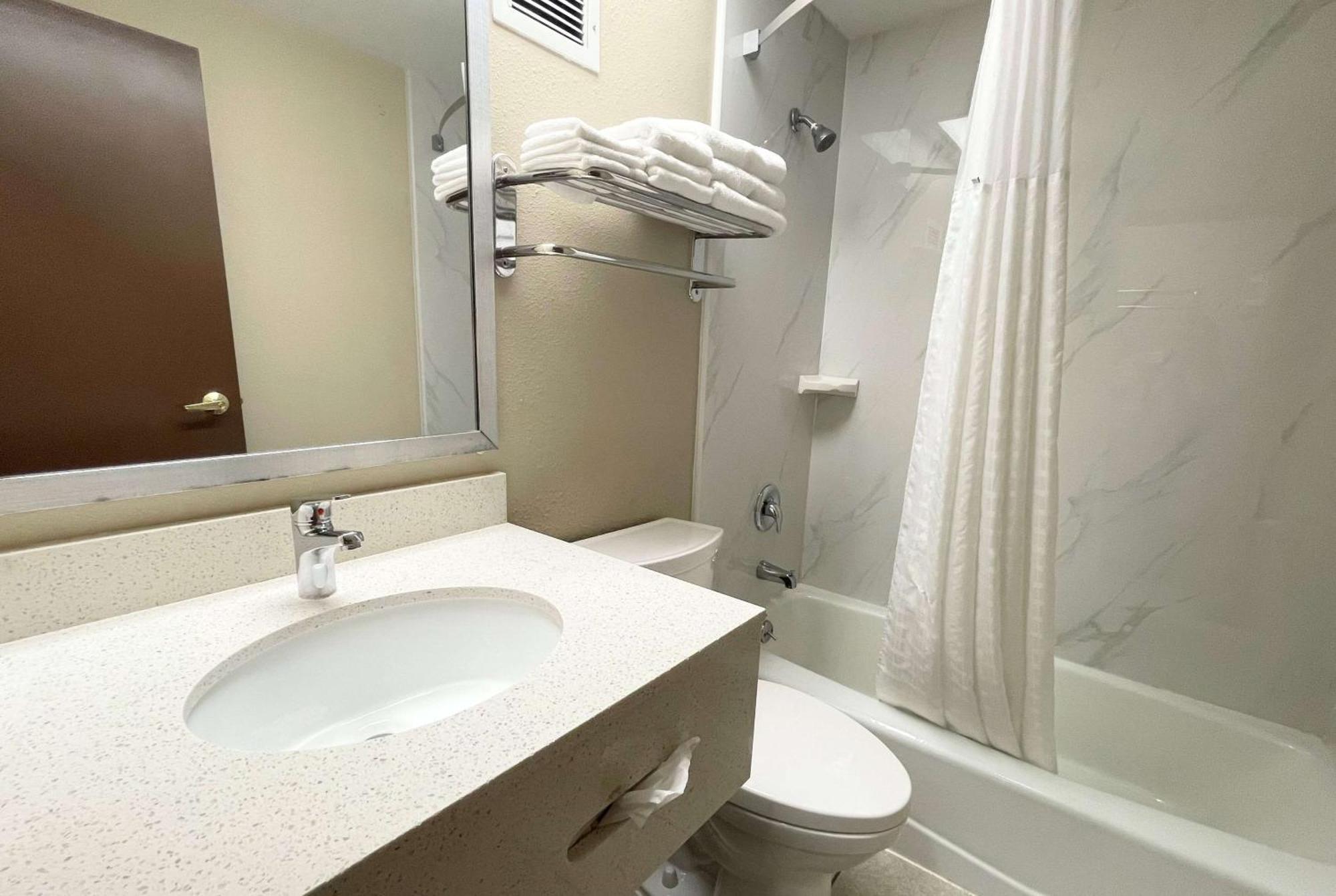 Super 8 By Wyndham St Charles Hotel Saint Charles Bagian luar foto