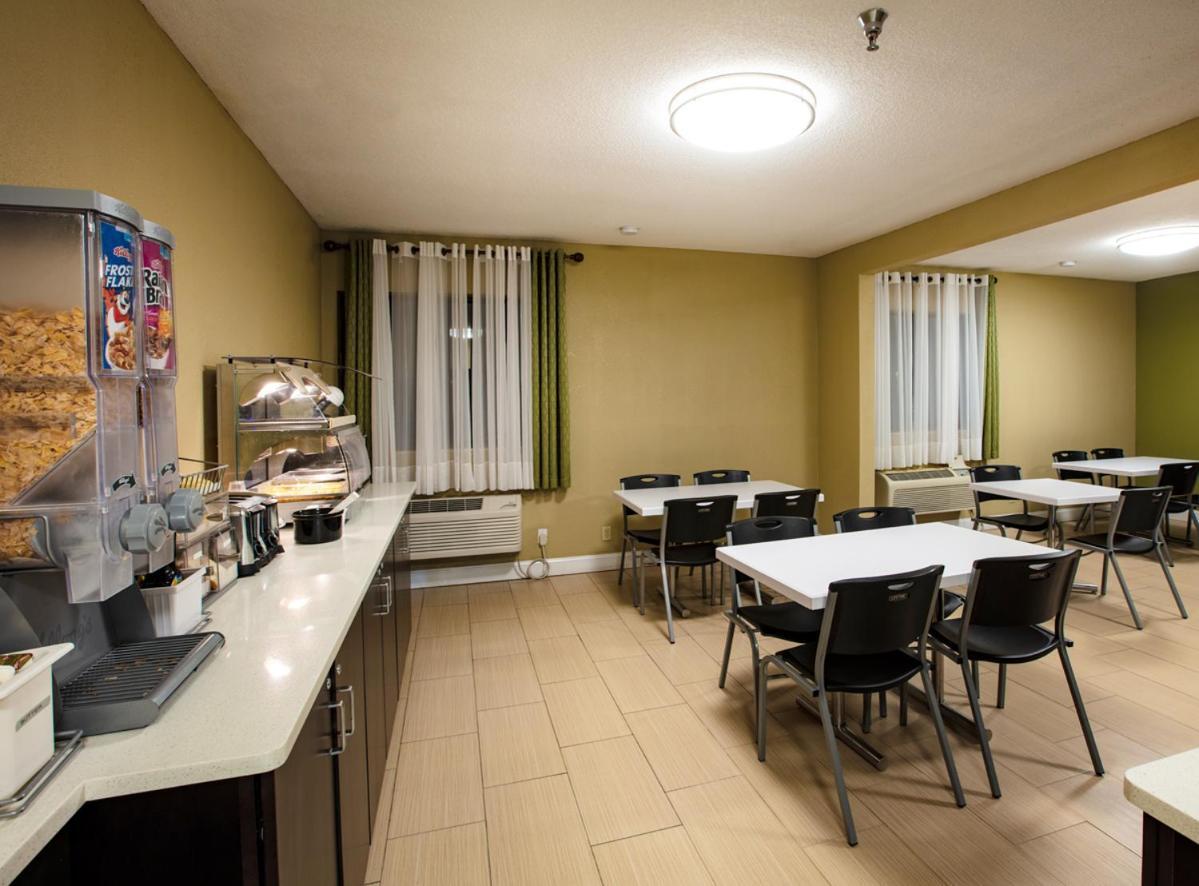 Super 8 By Wyndham St Charles Hotel Saint Charles Bagian luar foto