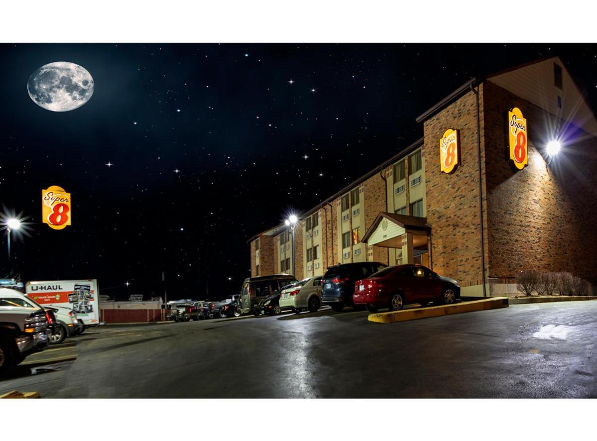 Super 8 By Wyndham St Charles Hotel Saint Charles Bagian luar foto